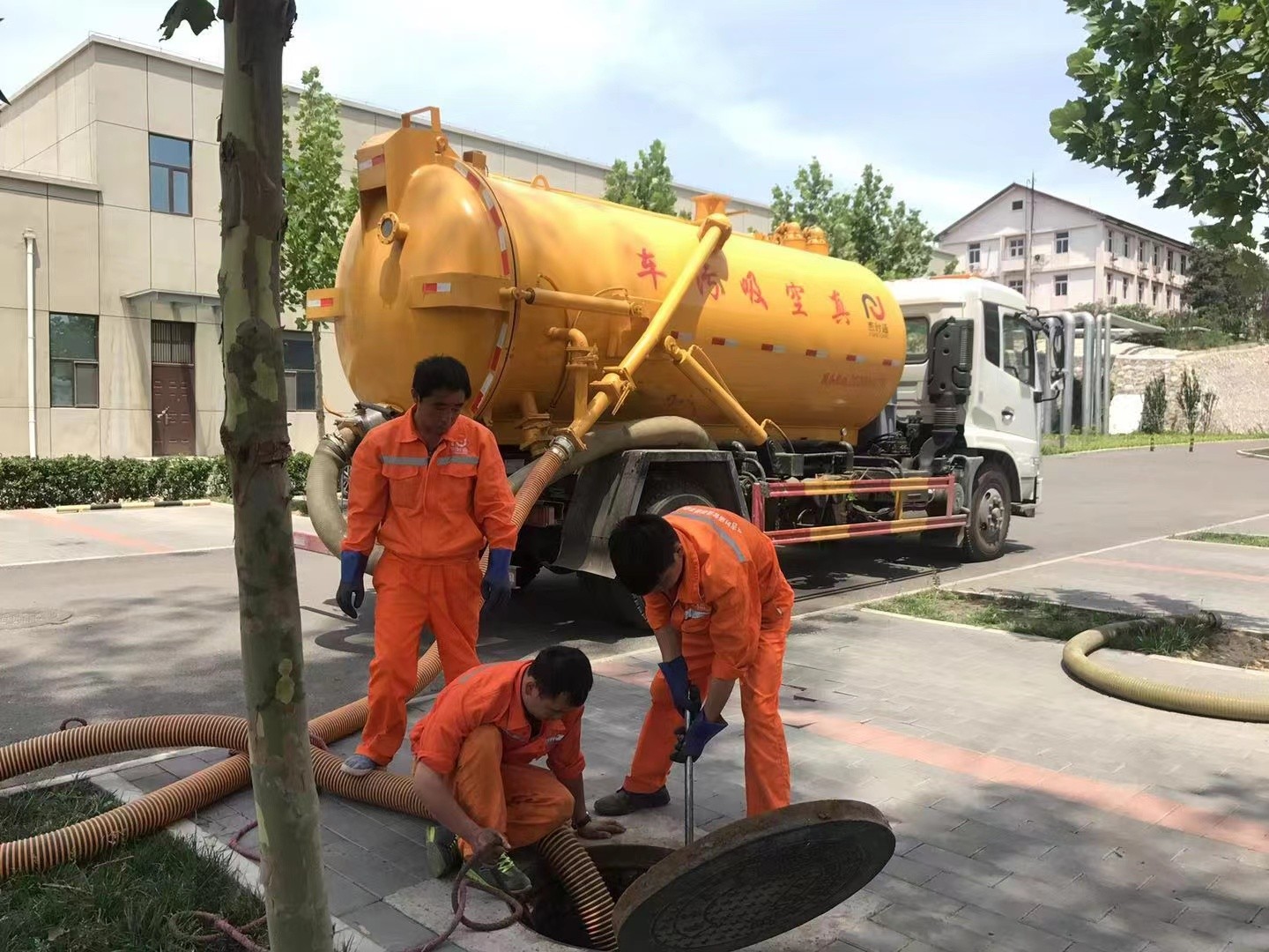 肇东管道疏通车停在窨井附近