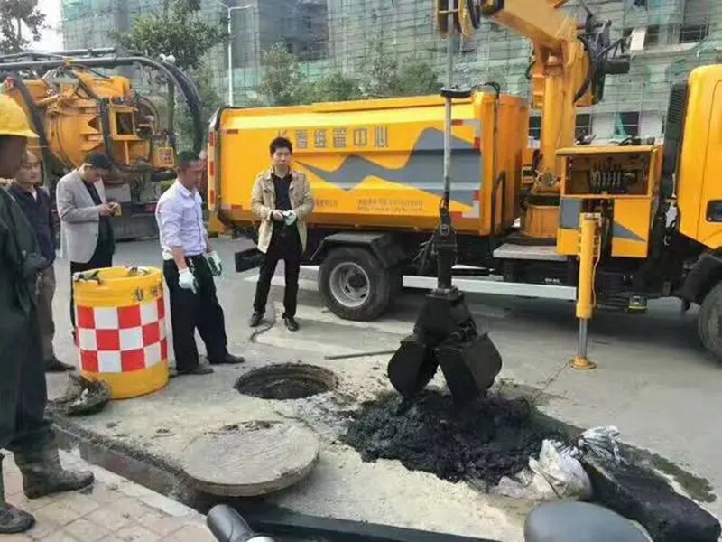 肇东街道：网格员化身“清道夫”，为民解忧疏通“堵心”化粪池
